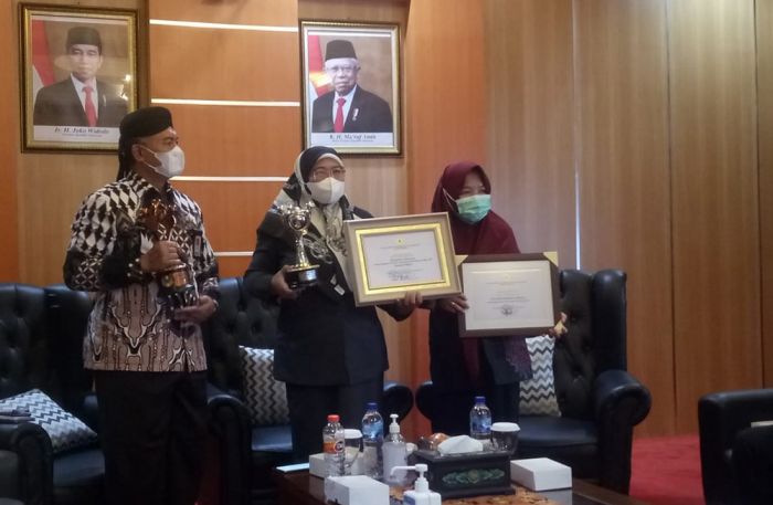 Bupati Sumenep Terima Penghargaan Anugerah Parahita Ekapraya Tingkat Madya Bupati Sumenep Terima Penghargaan Anugerah Parahita Ekapraya Tingkat Madya