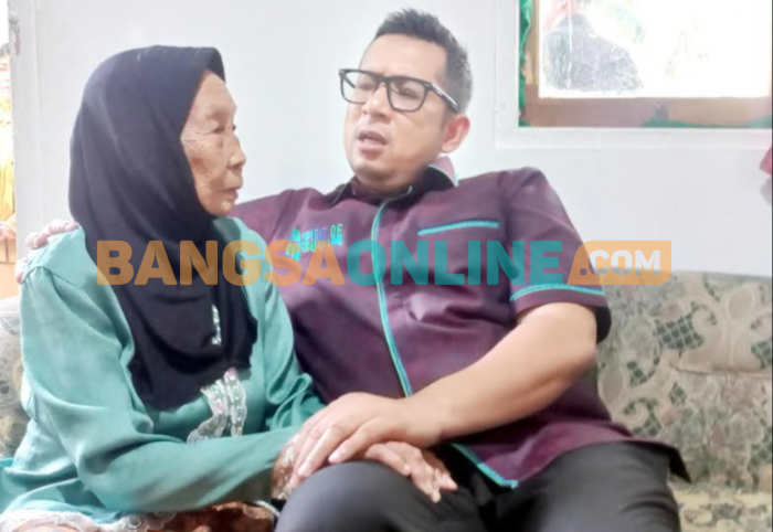 Kegiatan Sapa Warga dan Salurkan Bantuan, Pj Wali Kota Mojokerto Blusukan ke Rumah Lansia Kegiatan Sapa Warga dan Salurkan Bantuan, Pj Wali Kota Mojokerto Blusukan ke Rumah Lansia