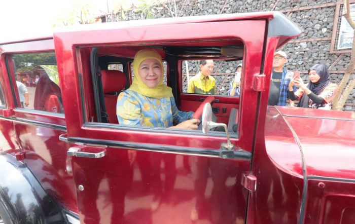 Khofifah Dibuat Takjub saat Kunjungi Produksi Mobil Klasik di Sidoarjo Khofifah Dibuat Takjub saat Kunjungi Produksi Mobil Klasik di Sidoarjo