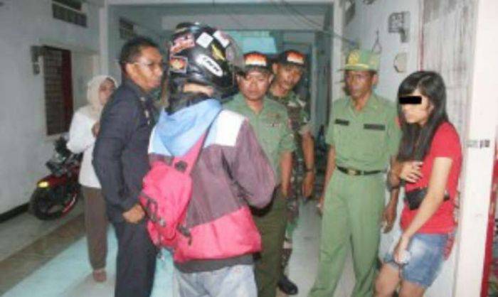 Razia Yustisi di Rungkut Kidul, Petugas Gabungan Temukan Penghuni Kost tak Kantongi SKTS Razia Yustisi di Rungkut Kidul, Petugas Gabungan Temukan Penghuni Kost tak Kantongi SKTS