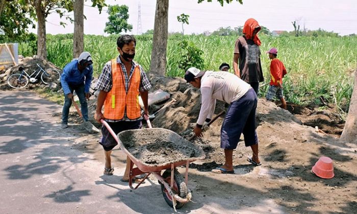 Proyek Padat Karya Dinas PU Kota Kediri Pekerjakan 3.750 Warga Terdampak Covid-19 Proyek Padat Karya Dinas PU Kota Kediri Pekerjakan 3.750 Warga Terdampak Covid-19
