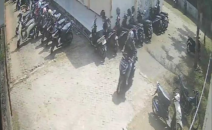 Nyamar Jadi Siswa, 2 Pria Terekam CCTV Gondol Motor di Parkiran SMAN 4 Bangkalan Nyamar Jadi Siswa, 2 Pria Terekam CCTV Gondol Motor di Parkiran SMAN 4 Bangkalan