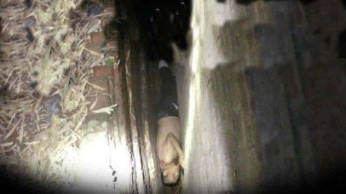 Pemabuk Nyungsep di Celah Sempit Rumah dan Trotoar