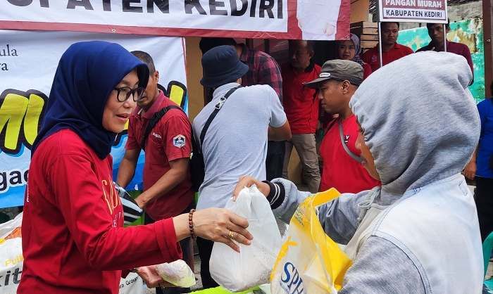 Operasi Pasar Murah Pemkab Kediri Hari Ke-10 di Kecamatan Ngasem Diserbu Warga