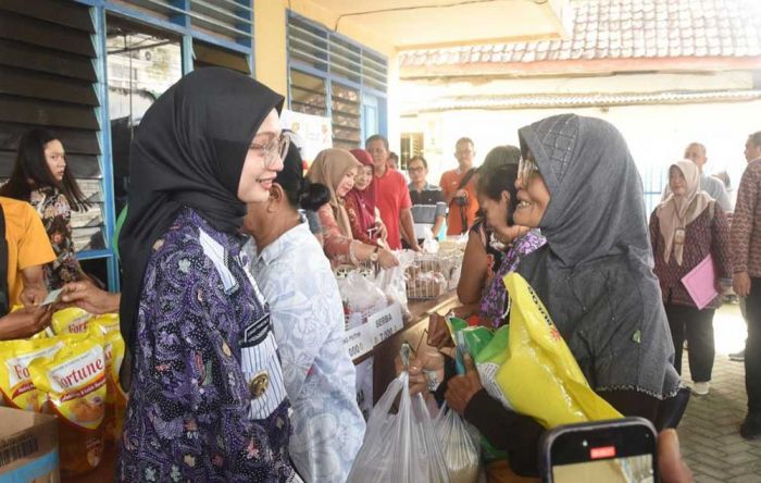 Ikut Layani Masyarakat saat Pasar Murah, Wali Kota Kediri Pastikan Stabilitas Stok dan Harga Bapok Ikut Layani Masyarakat saat Pasar Murah, Wali Kota Kediri Pastikan Stabilitas Stok dan Harga Bapok