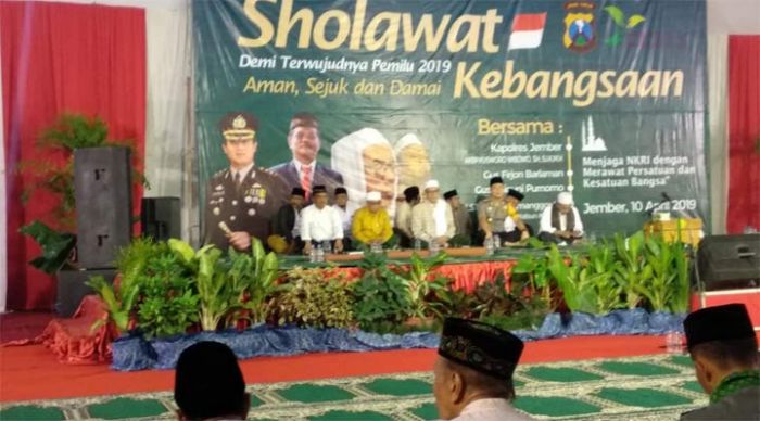Cegah Hoax dan Berharap Pemilu Berlangsung Damai, Polres Jember Gelar Shalawat Kebangsaan Cegah Hoax dan Berharap Pemilu Berlangsung Damai, Polres Jember Gelar Shalawat Kebangsaan