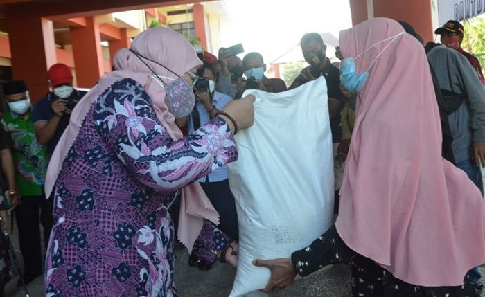 Pemkab Sumenep Salurkan Beras untuk 102.013 Warga Terdampak PPKM Covid-19 Pemkab Sumenep Salurkan Beras untuk 102.013 Warga Terdampak PPKM Covid-19