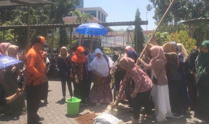 Dukung Go Green, Calon Yudisiawan FISIB UTM Gelar Penanaman Pohon