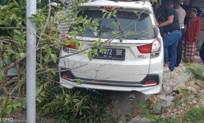 Sopir ​Diduga Mengantuk, Mobilio Sosor Pos Kamling dan Toko di Jalan Raya Ceguk Pamekasan