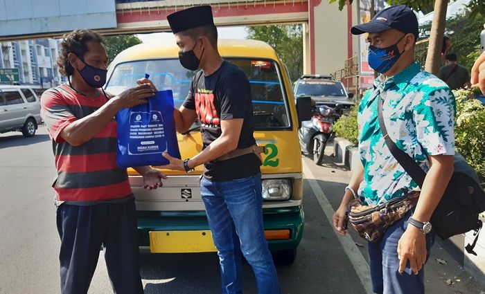 Jelang Lebaran, PWI Sidoarjo Bagi-bagi Sembako ke Sopir Angkot