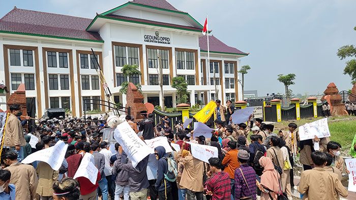 Tolak Perpanjangan Masa Jabatan Presiden, Ratusan Mahasiswa Demo Gedung DPRD Bangkalan Tolak Perpanjangan Masa Jabatan Presiden, Ratusan Mahasiswa Demo Gedung DPRD Bangkalan