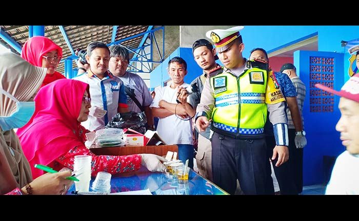 Jelang Nataru, Petugas Gabungan Cek Kelaikan Armada Bus di Terminal Kota Blitar