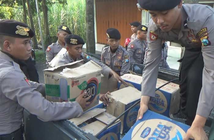 Ratusan Botol Berisi Minuman Keras Diamankan di Terminal Baru Jombang Ratusan Botol Berisi Minuman Keras Diamankan di Terminal Baru Jombang