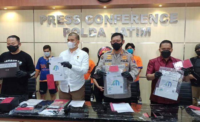 Polda Jatim Bongkar Sindikat Pembuat Hasil Swab Ilegal di Sidoarjo Polda Jatim Bongkar Sindikat Pembuat Hasil Swab Ilegal di Sidoarjo