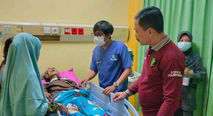 Gerak Cepat Tim Dokkes Polres Gresik Antar Warga ke Rumah Sakit