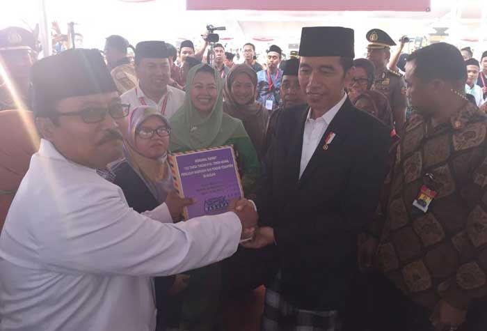 Jokowi Terima Surat 1000 Tanda Tangan Kiai Madura untuk Restui Khofifah Jokowi Terima Surat 1000 Tanda Tangan Kiai Madura untuk Restui Khofifah