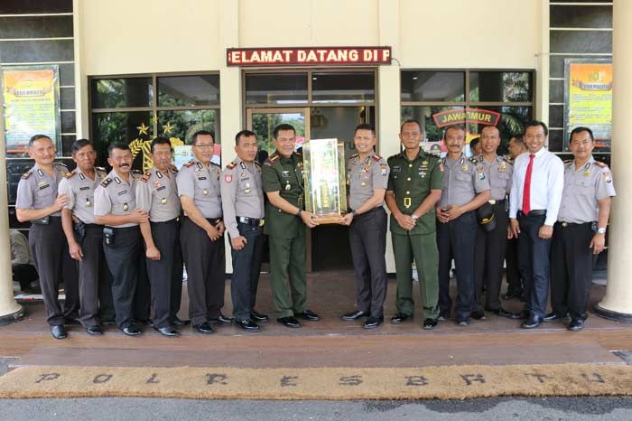 Jaga Sinergitas TNI-Polri, Pusdik Arhanud Kunjungi Polres Batu Jaga Sinergitas TNI-Polri, Pusdik Arhanud Kunjungi Polres Batu