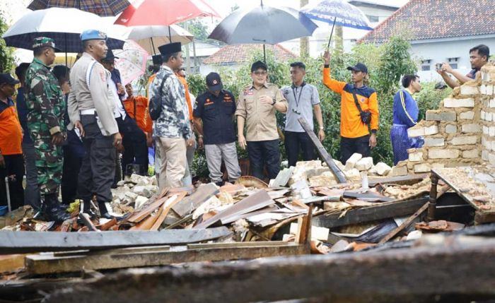 Pj. Gubernur Jatim Minta Bangunan Rusak Terdampak Angin Kencang di Pamekasan Segera Direkonstruksi