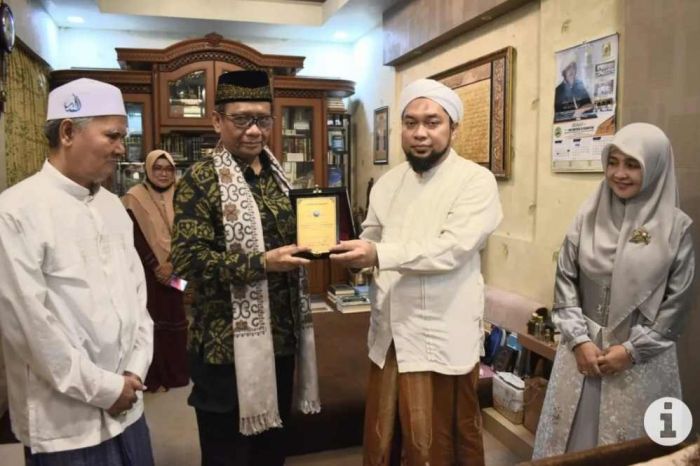 Kiai Afifuddin Muhajir: Mahfud MD Paling Bisa Diharapkan Tegakkan Hukum dan Berantas Korupsi Kiai Afifuddin Muhajir: Mahfud MD Paling Bisa Diharapkan Tegakkan Hukum dan Berantas Korupsi