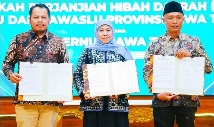 Gubernur, KPU, dan Bawaslu Tanda Tangani NPHD, Khofifah: Demokrasi Harus Menyenangkan Gubernur, KPU, dan Bawaslu Tanda Tangani NPHD, Khofifah: Demokrasi Harus Menyenangkan
