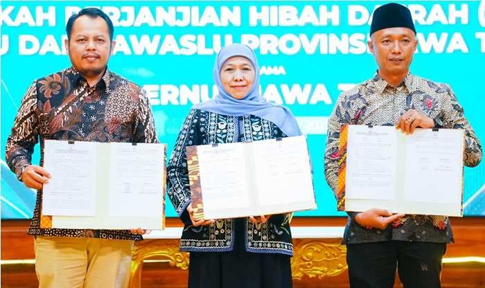 Gubernur, KPU, dan Bawaslu Tanda Tangani NPHD, Khofifah: Demokrasi Harus Menyenangkan