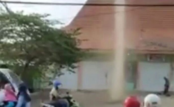 Puting Beliung Viral di Medsos, BPBD Kabupaten Probolinggo Minta Warga Waspada Puting Beliung Viral di Medsos, BPBD Kabupaten Probolinggo Minta Warga Waspada