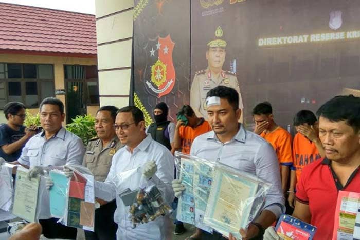 Komplotan Spesialis Pembuatan KTP dan KK Palsu Dibekuk Polisi