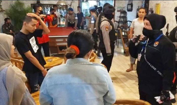 Abaikan Protokol Kesehatan, Pengunjung Kafe Dibubarkan Petugas Abaikan Protokol Kesehatan, Pengunjung Kafe Dibubarkan Petugas