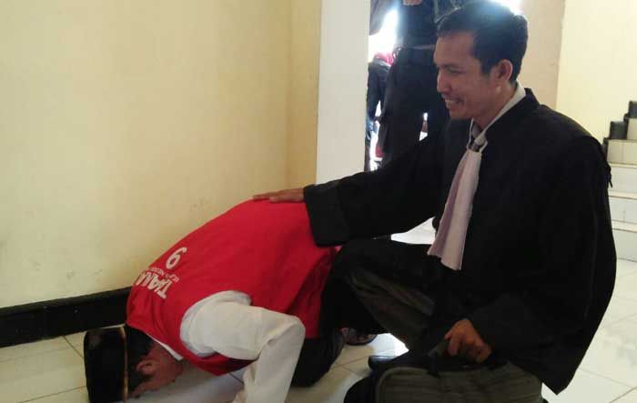 Sidang Kasus Pencurian Sebatang Kayu di Tuban, Mbah Parman Akhirnya Bebas Sidang Kasus Pencurian Sebatang Kayu di Tuban, Mbah Parman Akhirnya Bebas