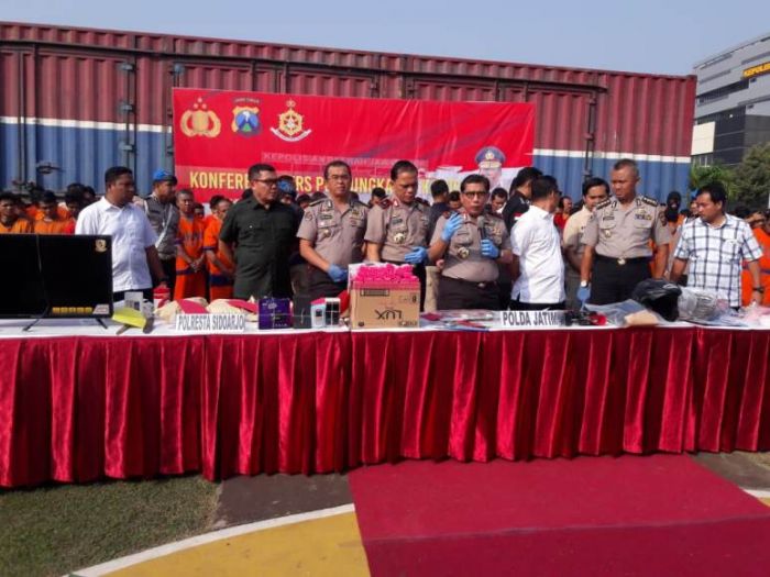 Hitungan Detik, Pelaku Pecah Kaca Mobil Lakukan Aksinya Hitungan Detik, Pelaku Pecah Kaca Mobil Lakukan Aksinya