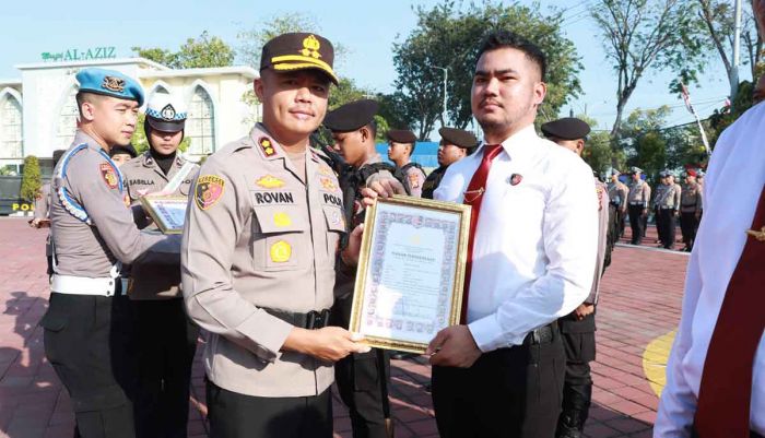 Kapolres Gresik Beri Penghargaan ke 45 Personel Berprestasi