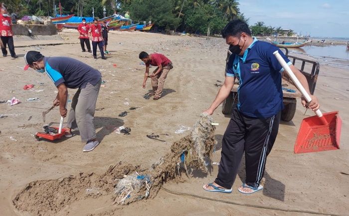 Peduli Kebersihan Lingkungan, WBP dan Petugas Lapas Tuban Bersih-Bersih Kawasan Pantai Kelapa Peduli Kebersihan Lingkungan, WBP dan Petugas Lapas Tuban Bersih-Bersih Kawasan Pantai Kelapa