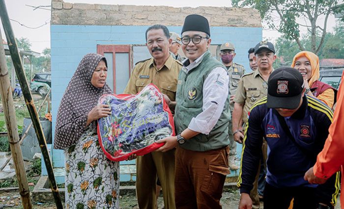 Lewati Jalan Becek dan Berlumpur, Bupati Pamekasan Bantu Korban Bencana Angin Kencang