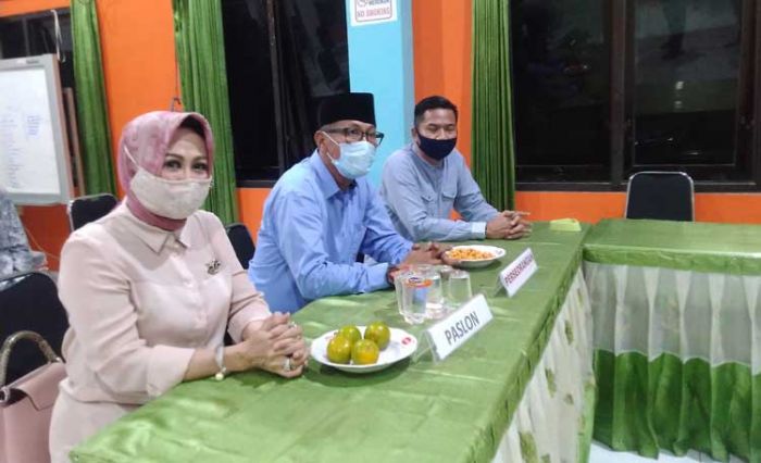 Kejar Deadline, Suhandoyo-Astiti Serahkan Berkas ke KPU Lamongan Hingga Tengah Malam Kejar Deadline, Suhandoyo-Astiti Serahkan Berkas ke KPU Lamongan Hingga Tengah Malam