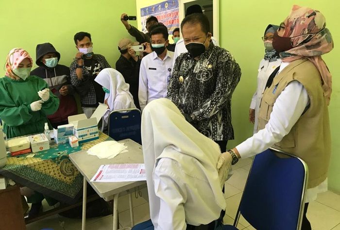Antusias Siswa Tinggi, Vaksinasi Pelajar SMKN 5 Jember Diapresiasi Bupati Hendy Antusias Siswa Tinggi, Vaksinasi Pelajar SMKN 5 Jember Diapresiasi Bupati Hendy