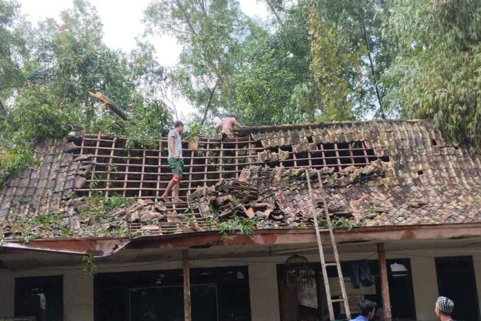 Hujan Disertai Angin Kencang, Puluhan Rumah di Bangkalan Rusak Parah Hujan Disertai Angin Kencang, Puluhan Rumah di Bangkalan Rusak Parah
