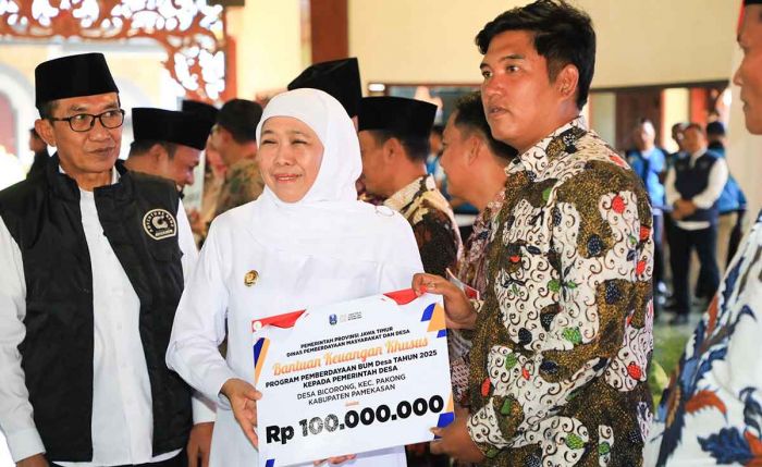Komitmen Turunkan Angka Kemiskinan, Gubernur Khofifah Salurkan Bantuan Rp6,37 Miliar di Pamekasan Komitmen Turunkan Angka Kemiskinan, Gubernur Khofifah Salurkan Bantuan Rp6,37 Miliar di Pamekasan