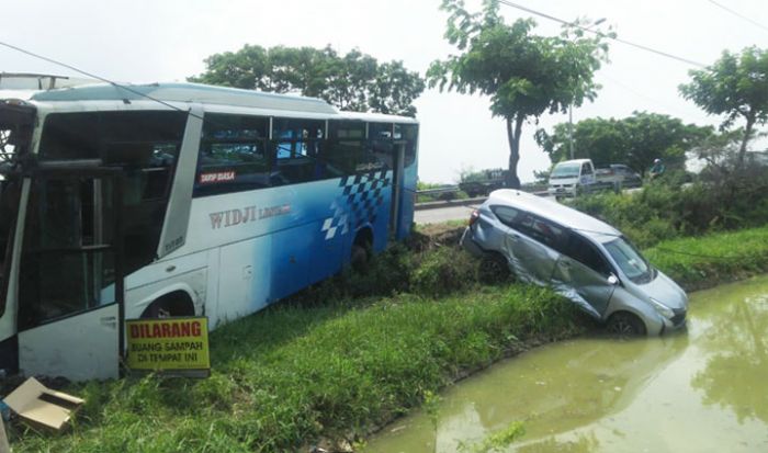 Sopir Ugal-Ugalan, Bus Widji Sarat Penumpang Tabrakan di Duduksampeyan