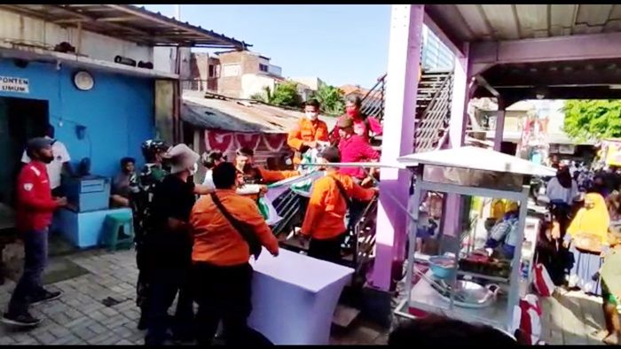 Spanduk untuk Presiden RI Tolak Surat Ijo di Pasar Pucang Surabaya Diberedel Petugas Spanduk untuk Presiden RI Tolak Surat Ijo di Pasar Pucang Surabaya Diberedel Petugas