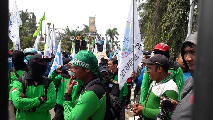 Tuntut UMK 2019 Rp 3,9 Juta, Ribuan Buruh Gresik Geruduk Kantor Pemkab