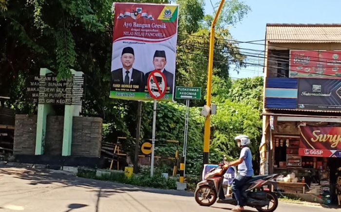 Mendadak, Golkar Gresik Tebar Puluhan Baliho Bergambar Pasangan Gus Yani-Anha, Mengapa?  