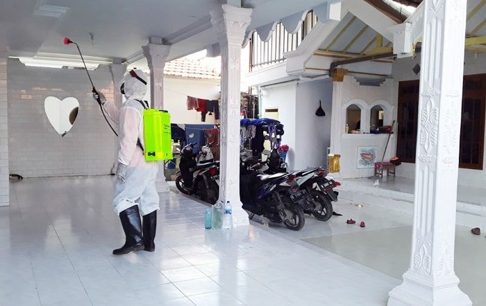 1 Warga Positif Covid-19, Satgas Tengket Bangkalan Gencar Gelar Penyemprotan Disinfektan 1 Warga Positif Covid-19, Satgas Tengket Bangkalan Gencar Gelar Penyemprotan Disinfektan