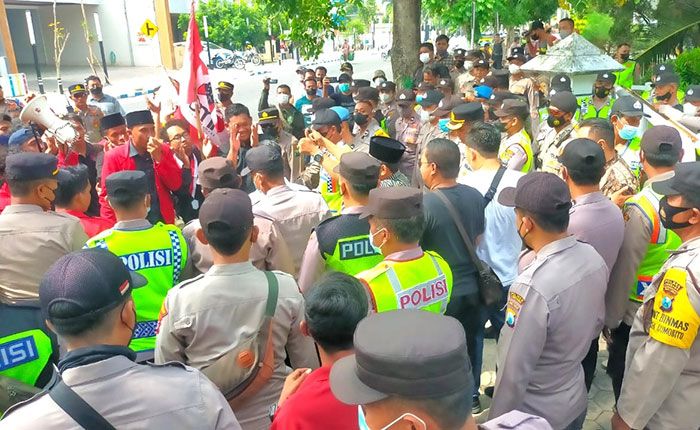 Tolak Kenaikan Harga BBM, GMNI Jombang Demo di Gedung DPRD Tolak Kenaikan Harga BBM, GMNI Jombang Demo di Gedung DPRD