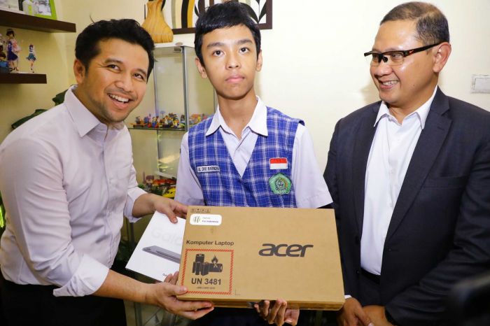 Apresiasi Animator Game Roblox Asal Blitar, Plt Gubernur Jatim Beri Hadiah Laptop Apresiasi Animator Game Roblox Asal Blitar, Plt Gubernur Jatim Beri Hadiah Laptop