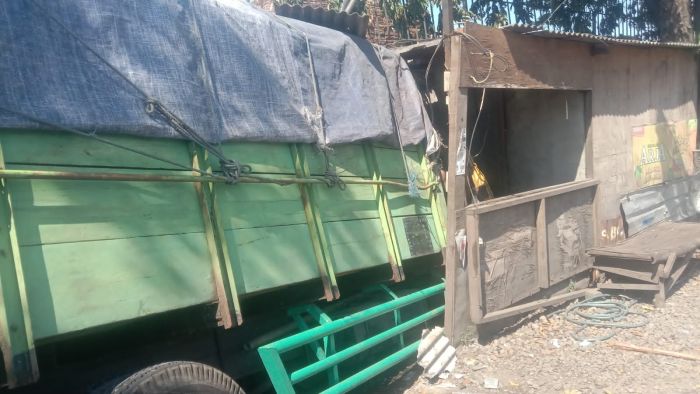 Dump Truk Nyungsep Tabrak Bengkel dan Tembok Pabrik di Bringinbendo Sidoarjo