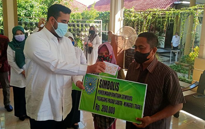 PPKM Darurat, Pemkot Probolinggo Beri Bantuan Stimulus Rp 200 Ribu untuk PKL Pasar Tugu PPKM Darurat, Pemkot Probolinggo Beri Bantuan Stimulus Rp 200 Ribu untuk PKL Pasar Tugu