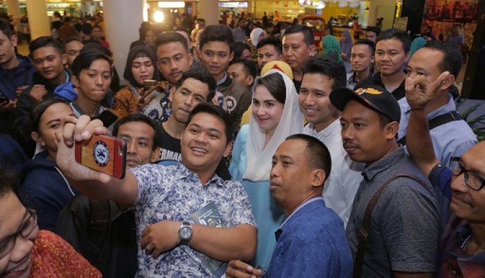 Emil Dardak dan Arumi Bachsin Jadi Magnet Pengunjung Tunjungan Plaza Emil Dardak dan Arumi Bachsin Jadi Magnet Pengunjung Tunjungan Plaza