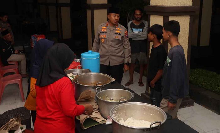 Sahur Bersama Masyarakat, Kapolres Kediri Kota Sampaikan Pesan Kamtibmas Sahur Bersama Masyarakat, Kapolres Kediri Kota Sampaikan Pesan Kamtibmas