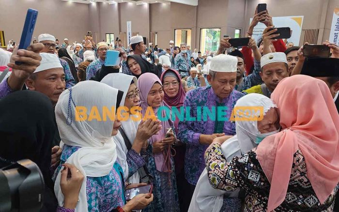 Gubernur Khofifah Sambut Kedatangan Kloter Terakhir Jemaah Haji dengan Salam dan Peluk Gubernur Khofifah Sambut Kedatangan Kloter Terakhir Jemaah Haji dengan Salam dan Peluk