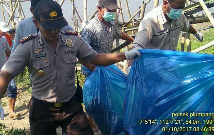 Mayat Perempuan Tanpa Identitas Ditemukan Mengambang di Bengawan Solo Mayat Perempuan Tanpa Identitas Ditemukan Mengambang di Bengawan Solo